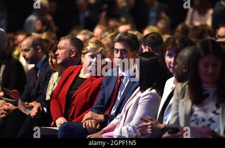 Brighton UK 29. September 2021 - Ed Miliband hört zu, wie Sir Keir Starmer heute auf der Labour Party Conference im Brighton Center seine Rede hält : Credit Simon Dack / Alamy Live News Stockfoto