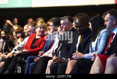 Brighton UK 29. September 2021 - Jonathan Ashworth, der Schattenminister für Gesundheit und Soziales, hört zu, wie Sir Keir Starmer heute auf der Labour Party Conference im Brighton Center seine Rede hält : Credit Simon Dack / Alamy Live News Stockfoto