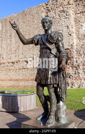 Bronzestatue des römischen Kaiser Trajan auf dem London Wall Tower Hill England, ein beliebtes Touristenziel und Wahrzeichen der Stadt,