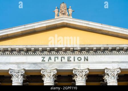 Nahaufnahme des Giebels der Fassade des neoklassizistischen Gebäudes der Zappeion Hall im Nationalgarten von Athen, Griechenland, in der Nähe des Syntagma-Platzes Stockfoto