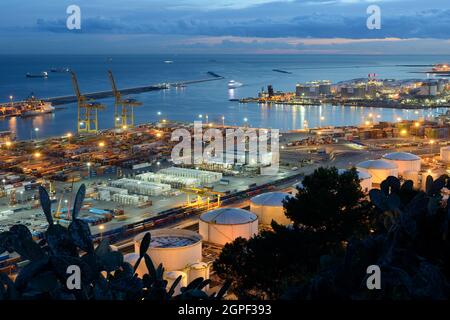 Barcelona, Spanien. 24. November 2016. Panorama von Port Vell in Barcelona bei Nacht. Stockfoto