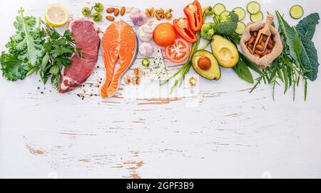 Ketogenic Low Carbs Diät Konzept. Zutaten für gesunde Lebensmittel Auswahl auf weißem Holz- Hintergrund. Gesunden Zutaten der ungesättigten Fette ausgeglichen Stockfoto
