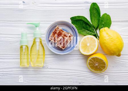 Natürliche pflanzliche Hautpflegeprodukte. Pflegestoffe auf Tisch Konzept der besten alle natürliche Gesichts Feuchtigkeitscreme. Gesichtsbehandlung Vorbereitung hinterg Stockfoto