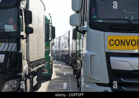 Deutschland, Helmstedt, LKW im Stau auf der A2 Stockfoto