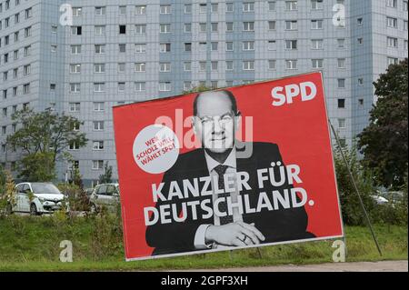 Deutschland, Erfurt, ehemalige DDR, bundestagswahl 2021, Plakat der sozialdemokratischen Partei SPD mit Kanzlerkandidat Olaf Scholz, Wahlkampf und Werbung Stockfoto