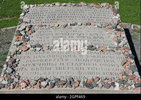 DEUTSCHLAND, Weimar, Nazi-Konzentrationslager Buchenwald 1937-1945 / DEUTSCHLAND, Weimar, Konzentrationslager KZ Buchenwald, war eines der größten Konzentrationslager auf deutschem Boden. Es wurde zwischen Juli 1937 und April 1945 auf dem Ettersberg bei Weimar von der SS betrieben, Gedenkstein für ermordete Juden in deutscher, hebrischer und russischer Sprache Stockfoto