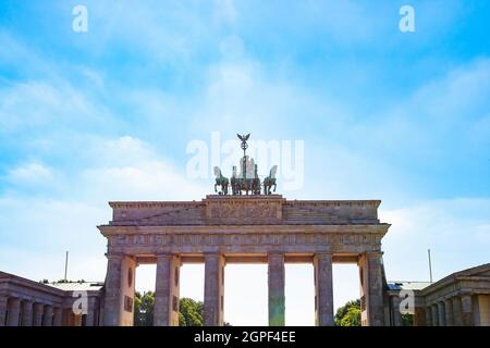 Das Brandenburger Tor ist ein neoklassizistisches Denkmal aus dem 18. Jahrhundert in Berlin. Stockfoto
