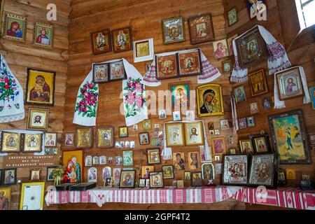 Ukraine, Kiew - 5. September 2021: Viele verschiedene alte Ikonen auf der Ikonostase einer hölzernen orthodoxen Kirche. Ein Ort für das Gebet zu Gott. Jesus Christus, Jungfrau Maria. Ikone auf Holz gemalt. Ukrainische Kapelle Stockfoto