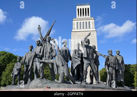 DEUTSCHLAND, Weimar, Nazi-Konzentrationslager Buchenwald 1937-1945, Gedenkstätte mit Glockenturm und Skulptur mit Häftling des Bildhauers Fritz Cremer 1958 in DDR-Zeit eingeweiht / DEUTSCHLAND, Weimar, Konzentrationslager KZ Buchenwald, war eines der größten Konzentrationslager auf deutschem Boden. Es wurde zwischen Juli 1937 und April 1945 auf dem Ettersberg bei Weimar von der SS betrieben, Gedenkstätte eingespielt 1958 in der DDR Zeit mit Glockenturm und einer Skulptur mit Häflingen von Bildhauer Fritz Cremer Stockfoto