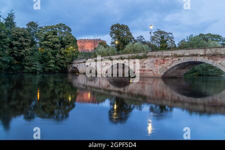 Dämmerung an der Ladybridge in Tamworth gegenüber der Burg, wo der Fluss Tame und der Fluss Anker in Staffordshire aufeinander treffen. Stockfoto