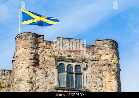 Kreuz der St Alban Flagge über Tamworth Castle in Staffordshire an einem Morgen im September 2021. Stockfoto