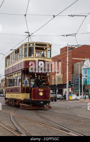 Im September 2021 fährt eine alte Doppeldeckertram die Uferpromenade von Blackpool in Lancashire entlang. Stockfoto