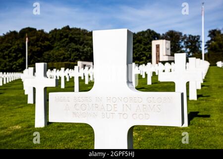 HAMM, LUXEMBURG - 22. September 2021: Amerikanischer Friedhof und Gedenkstätte mit Begräbnis eines unbekannten Soldaten. Hier ruht in verehrter Herrlichkeit, Ein Kamerad im Arm Stockfoto