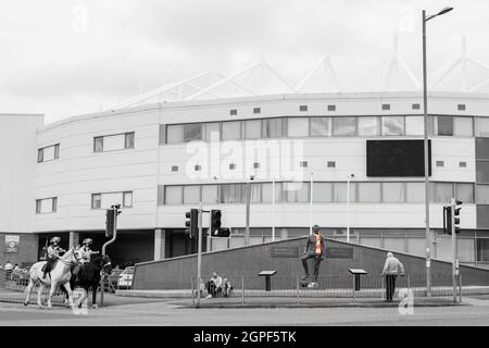 Die Polizei zu Pferd vor dem Stadion der Bloomfield Road an einem Spieltag im September 2021, als der FC Blackpool Barnsley den FC begrüßte. Selektive Farbe wurde U Stockfoto