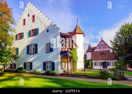 Das Wettsteinhaus im Ortskern von Riehen ist ein denkmalgeschütztes Gebäude. Riehen, Kanton Basel-Stadt, Schweiz. Stockfoto
