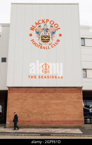 Ein älterer Mann, der mit einem orangefarbenen Schal bekleidet ist, geht zur Bloomfield Road, um dem FC Blackpool im September 2021 zuzusehen, wie er gegen den FC Barnsley antritt. Stockfoto