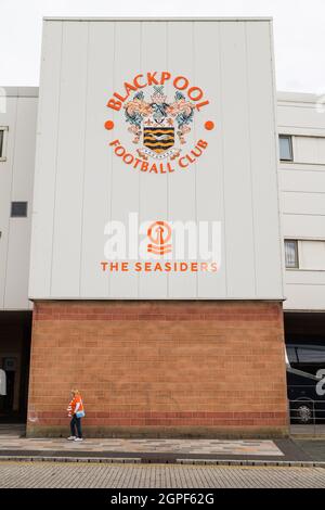 Eine ältere Frau in einem orangen Replik-Hemd und Schal geht zur Bloomfield Road, um sich im September 2021 den FC Blackpool gegen den FC Barnsley zu sehen. Stockfoto