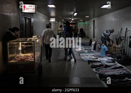 Istanbul, Türkei; 24. Mai 2013: Straßenverkäufer in der Unterführung der Galata-Brücke. Stockfoto