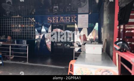 Shark Bar Soi Cowboy Entertainment Zone in Bangkok Thailand Shut Down Covid 19 Pandemic Lockdown Maintenance Crew Stockfoto