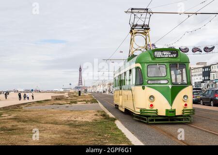 Eine traditionelle, alte Straßenbahn, die im September 2021 gesehen wurde und entlang der Golden Mile an der Blackpool-Küste in Richtung Blackpool Tower fährt Stockfoto