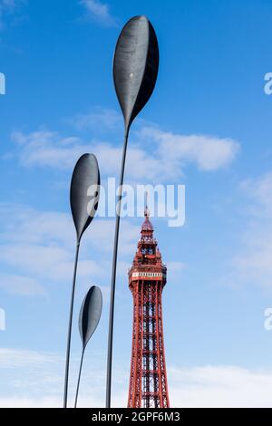 Dartskulpturen vor dem Blackpool Tower unter blauem Himmel im September 2021. Die vier hohen Skulpturen biegen und winken mit dem Wind auf dem Blac Stockfoto