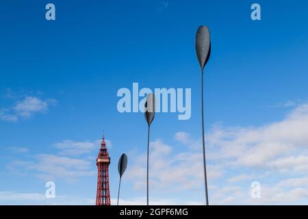 Riesige Löffelskulpturen, die an einem hellen Septembertag 2021 vor dem Blackpool Tower abgebildet wurden. Stockfoto