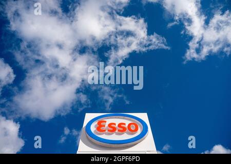 Ein Esso-Schild an eine Tankstelle im Westen Londons. Bilddatum: Mittwoch, 29. September 2021. Stockfoto