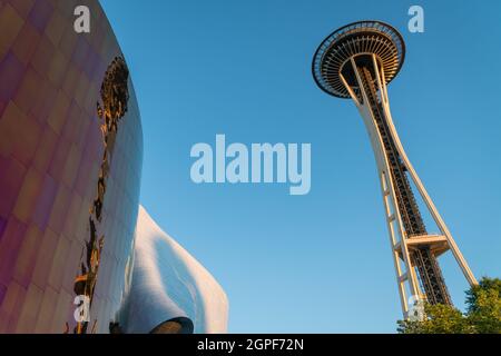 Seattle, WA, USA - 5. Juli 2021: Blick auf die ikonische Seattle Space Needle neben dem futuristischen EMP oder Experience Music Project Gebäude. Stockfoto