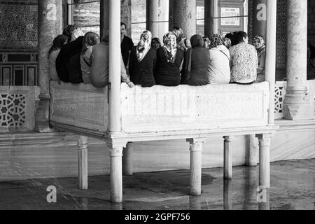 Istanbul, Türkei; 25. Mai 2013: Muslime besuchen den Topkapi-Palast. Stockfoto