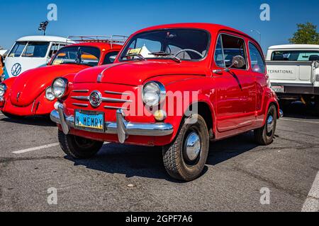 Reno, NV - 4. August 2021: 1964 Fiat 600D auf einer lokalen Automobilmesse. Stockfoto