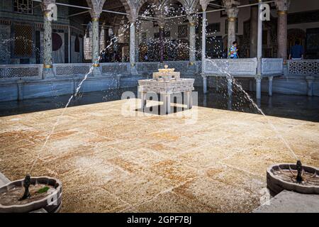 Istanbul, Türkei; 25. Mai 2013: Dekorativer Brunnen im Topkapi Palast. Stockfoto