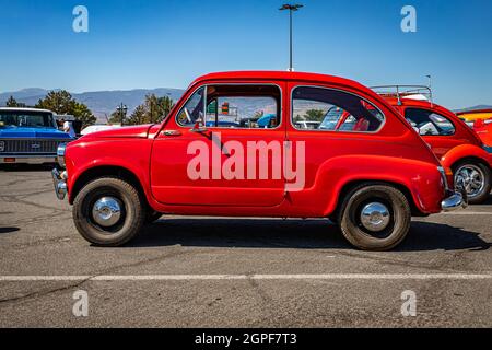 Reno, NV - 4. August 2021: 1964 Fiat 600D auf einer lokalen Automobilmesse. Stockfoto