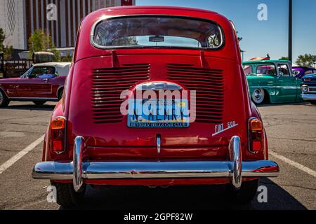 Reno, NV - 4. August 2021: 1964 Fiat 600D auf einer lokalen Automobilmesse. Stockfoto