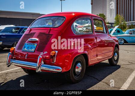 Reno, NV - 4. August 2021: 1964 Fiat 600D auf einer lokalen Automobilmesse. Stockfoto