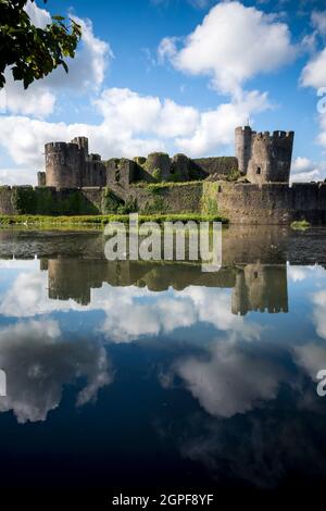 Caerphilly Castle spiegelte sich in seinem Graben in Südwales wider Stockfoto