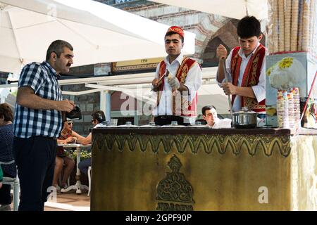 Istanbul, Türkei; 25. Mai 2013: Traditionelle Eisverkäufer. Stockfoto