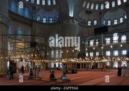 Istanbul, Türkei; 25. Mai 2013: Im Inneren der Blauen Moschee. Stockfoto