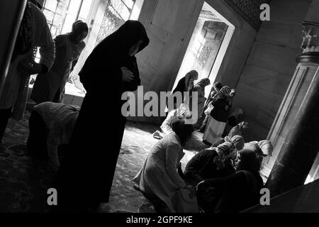 Istanbul, Türkei; 25. Mai 2013: Frauen beten in der Privatzone der Blauen Moschee. Stockfoto