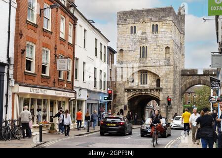 Das mittelalterliche York UK; Goodramgate, eine historische Straße in York, und Monk Bar, eine Festung aus dem 14th. Jahrhundert an der Stadtmauer von York, im Zentrum von York Yorkshire UK Stockfoto