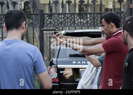 Istanbul, Türkei; 25. Mai 2013: Mann mit Waffe. Stockfoto