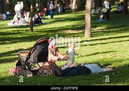 Istanbul, Türkei; 25. Mai 2013: Muslimische Familie im Park. Stockfoto