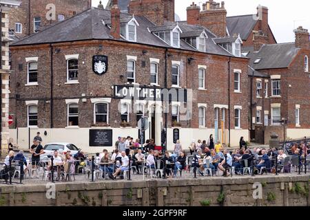 Yorkshire Pub; vor dem Lowther Pub, Cumberland Street, York City Centre, York UK, sitzen Menschen, die trinken Stockfoto