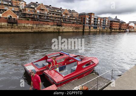 Der Fluss Ouse, York UK; Selbstmieter Boote für den Tourismus auf dem Fluss Ouse, York City Centre, York UK Stockfoto