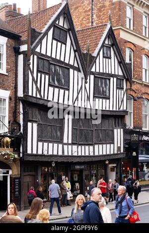 Sir Thomas Herberts House, York, ein mittelalterliches Tudor-Gebäude aus dem 15. Jahrhundert, das heute die Heimat von York Gin ist; York City Centre York Yorkshire UK Stockfoto