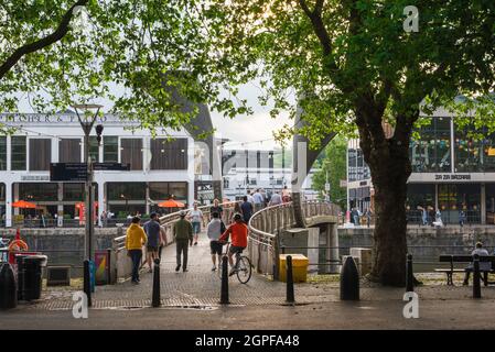 Bristol Harbourside, Blick vom schmalen Quay auf die Pero's Bridge im beliebten Harbourside-Viertel von Bristol, England, Großbritannien Stockfoto