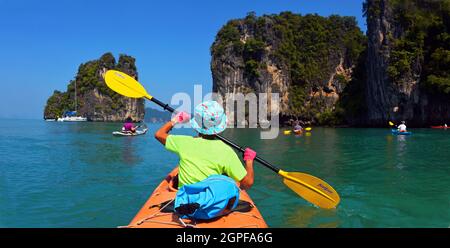 THAILAND, NATIONALPARK VON AO PHANG NGA, KAYAK REISE IN ANDAMANENSEE IM OSTEN DER INSEL PHUKET, MR Stockfoto