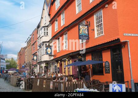 Bristol Pub, Blick auf Leute, die sich an Tischen vor beliebten Pubs in King Street, Bristol, England, Großbritannien, entspannen Stockfoto
