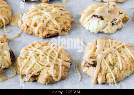 Nahaufnahme von Pekannüssen aus Ahorn mit Ahorneier, die darüber träufelt. Stockfoto
