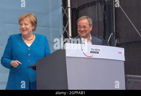 Bundeskanzlerin Angala Merkel, Rudolf Henke und Armin Laschet bei einer Wahlkampfveranstaltung auf der Bühne Stockfoto