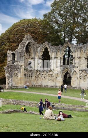 St Marys Abbey York UK, eine ruinierte Benediktinerabtei und Gärten aus dem 11. Jahrhundert, York City Centre, Yorkshire UK Stockfoto